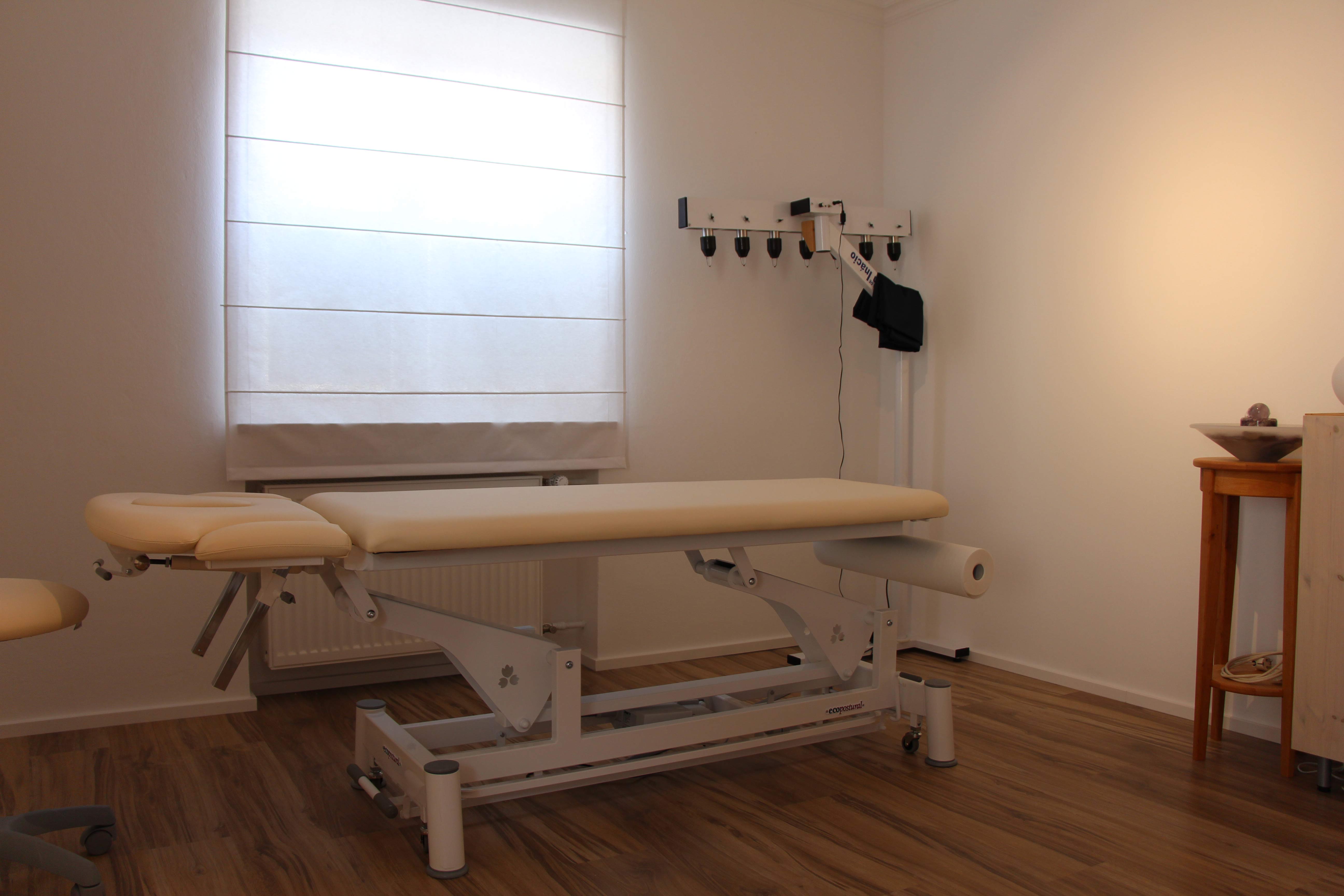 Bild des Behandlungsraumes der Praxis für Naturheilkunde der Heilpraktikerin Diane Zardini in Garmisch-Partenkirchen.