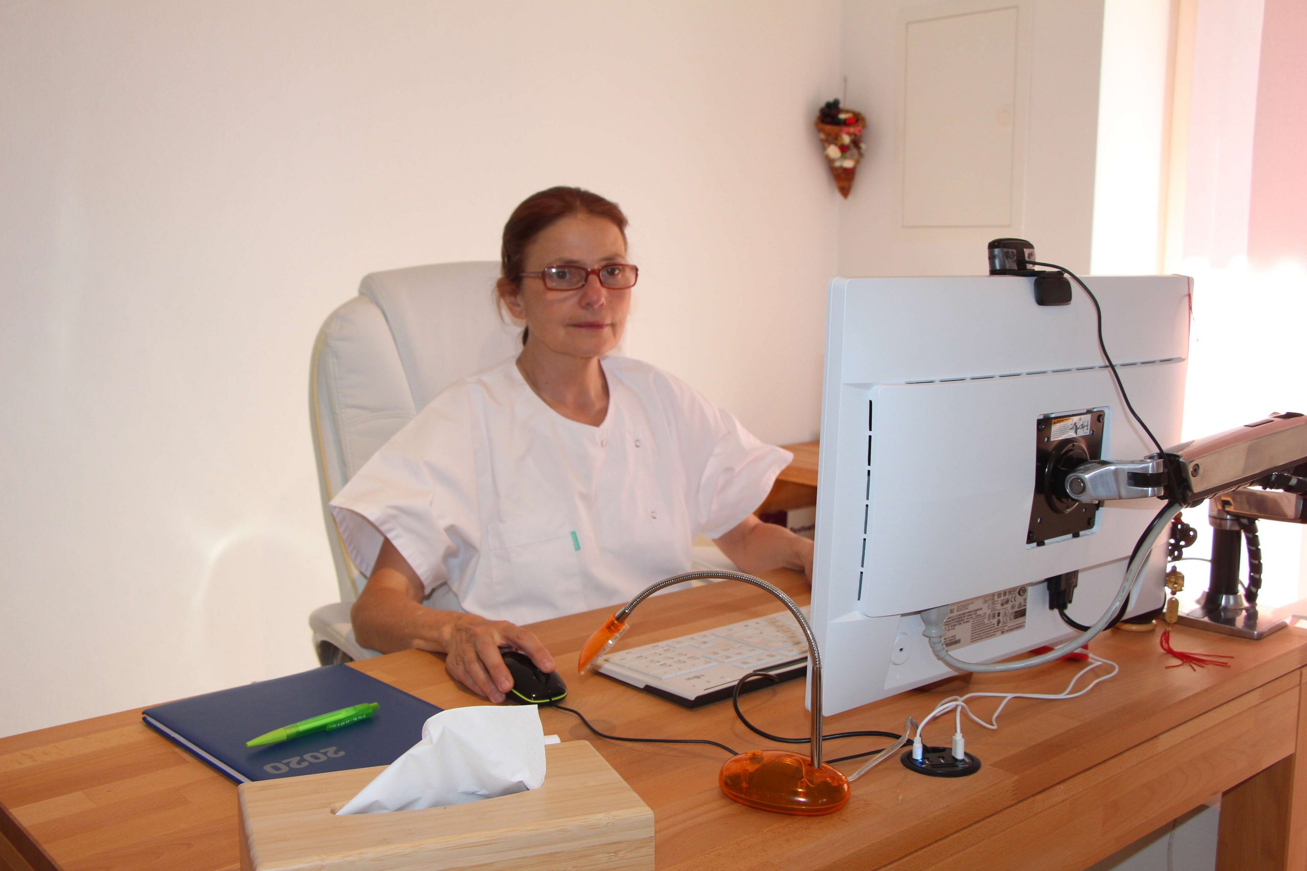 Bild der Heilpraktikerin Frau Dr. Diane Zardini in Ihrer Praxis für Naturheilkunde in Garmisch-Partenkirchen.