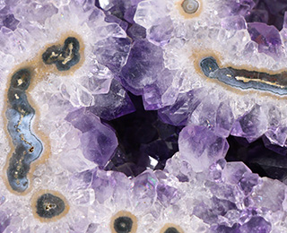 Bild von einem Amethyst, der die Steinheilkunde symbolisiert. Dieses Bild gehört zu der Bildergalerie, die Bilder über die verschiedenen in der Praxis der Heilpraktikerin Diane Zardini in Garmisch-Partenkirchen angebotenen Leistungen, enthält.