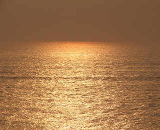 Bild eines Sonnenunterganges über dem atlantischen Ozean. Dieses Bild strahlt Harmonie, Ausgeglichenheit und Energie, die wesentlichen Themen in meiner Arbeit sind. Dieses Bild gehört zu der Bildergalerie, die Bilder über die verschiedenen in der Praxis der Heilpraktikerin Diane Zardini in Garmisch-Partenkirchen angebotenen Leistungen, enthält.