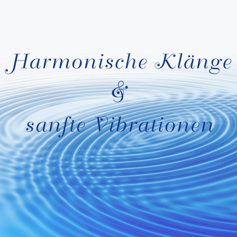 Wellen im Wasser die in einem Blauton interferieren, die den Text „Harmonische Klänge und sanfte Vibrationen“ unterstreichen.