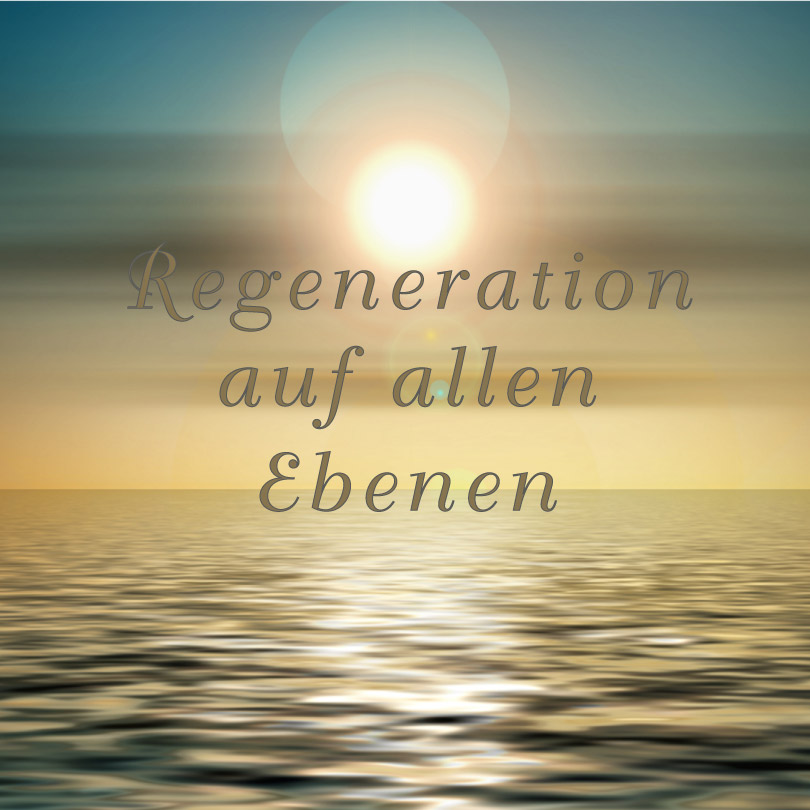 Sonnenuntergang über dem Meer mit dem Text „Regeneration auf allen Ebenen“. Hier ist die Regeneration durch Klangmassagen gemeint, die Sie in der Praxis für Naturheilkunde von Frau Dr. Diane Zardini Heilpraktikerin und Klangmassagepraktikerin in Garmisch-Partenkirchen erleben dürfen.