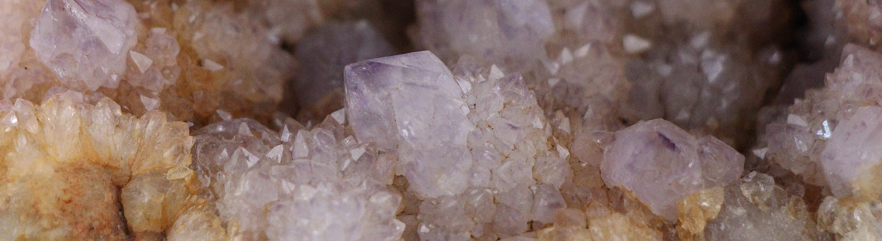 Bild eines Amethysten, der die Steinheilkunde symbolisiert. Die Steinheilkunde gehört zu den Leistungen, die in der Praxis der Heilpraktikerin Diane Zardini in Garmisch-Partenkirchen angeboten werden. Viertes Bild das sich oben auf der Startseite befindenden Diashow.
